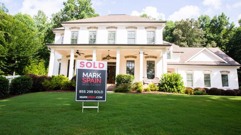 Orlando real estate has some of the country's best residential areas and neighboring cities. If you want to sell a home fast in this area, you'll want to do some research on local market trends. Doing so will answer the question, "How can I sell my home fast in Orlando?"