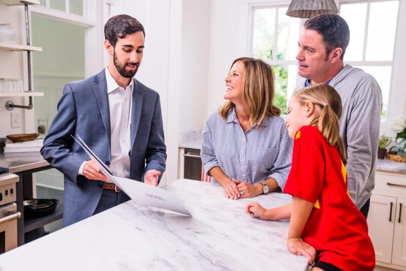 Hiring a seasoned real estate agent will help you sell your home fast in Tampa. 
